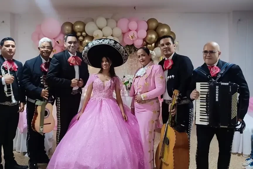 Mónica de América y su Mariachi