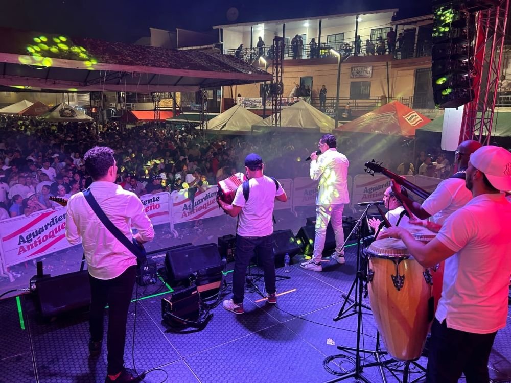 Foto 8 de CARLOS RAY Y SU VALLENATO .10, Vallenatos en Medellin